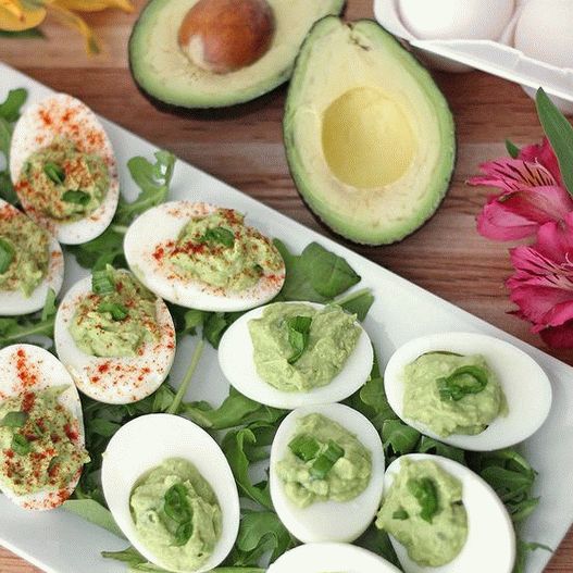 Foto huevos del diablo con aguacate