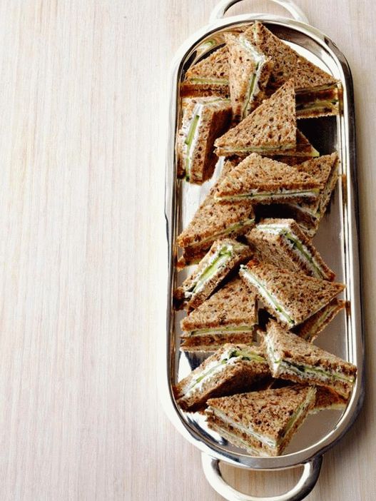 Foto del plato: sándwiches (sándwiches) con queso de cabra y hierbas