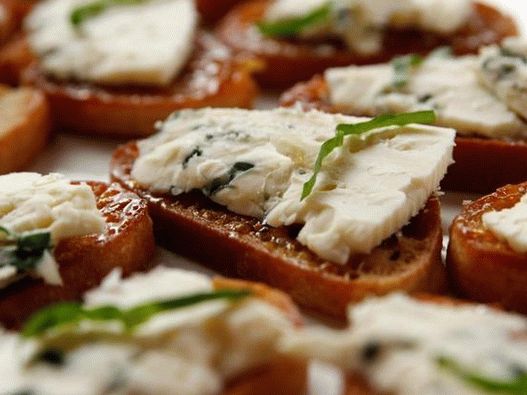 Foto del plato - Bruschetta con higos y queso azul