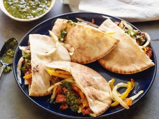 Foto de fajitos con salsa de ternera y chimichurri