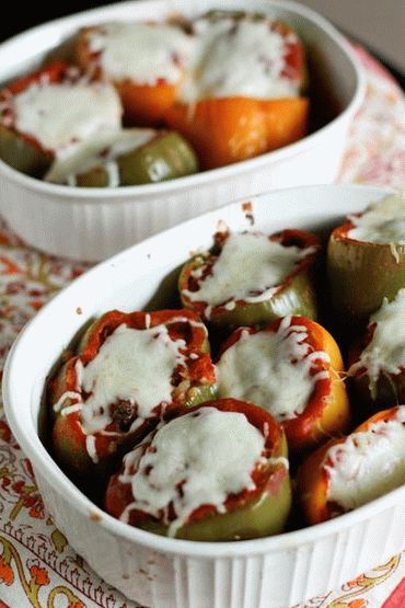 Foto de tomates rellenos de arroz (Domates Jemistes)