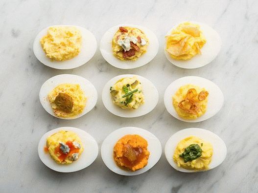 Foto de huevos rellenos surtidos