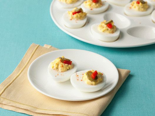 Foto de huevos rellenos con pepinillos