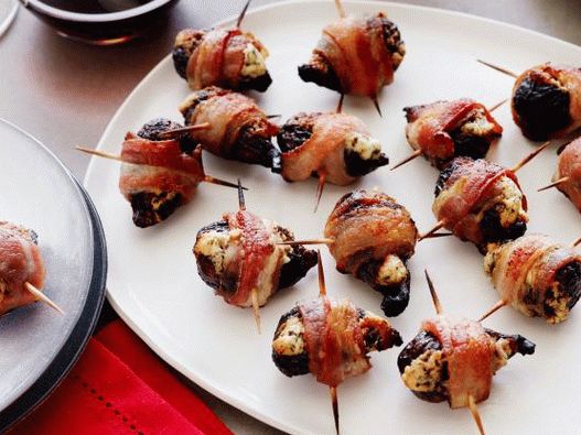 Foto de higos rellenos envueltos en tocino