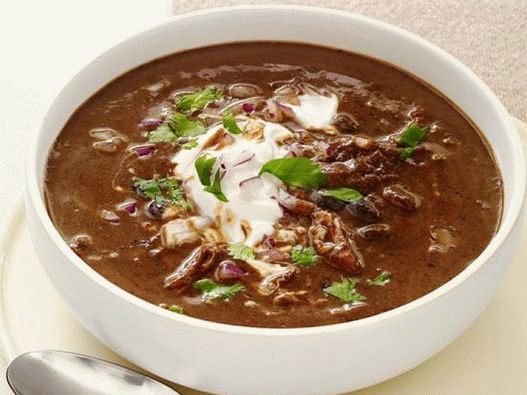 Sopa de frijoles con pavo en una olla de cocción lenta