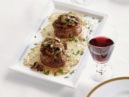 Foto filet mignon con mostaza y champiñones