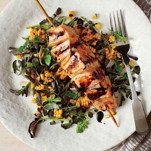 Foto de filete de salmón en hojas de ensalada con salsa de mostaza y miel