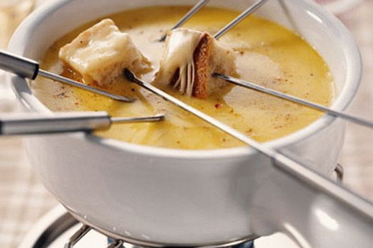 Foto de fondue con queso brie y champagne
