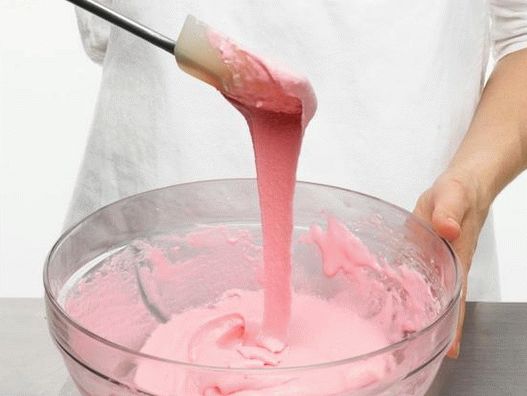 Revuelva la masa hasta que se combinen los componentes, la masa debe drenarse con cinta adhesiva