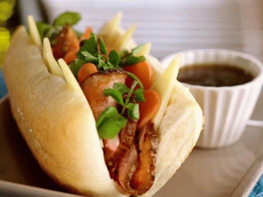 Foto Sandwich francés profundo con carne asada y salsa de carne