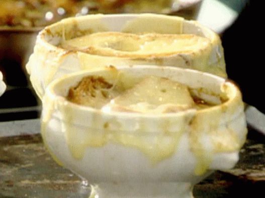Foto sopa de cebolla francesa con picatostes de queso