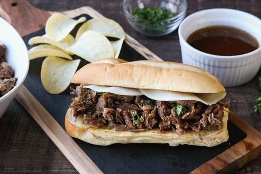 Sándwich francés de carne y caldo