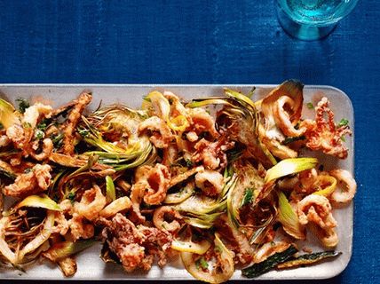Foto de fritto mysto calamares y verduras