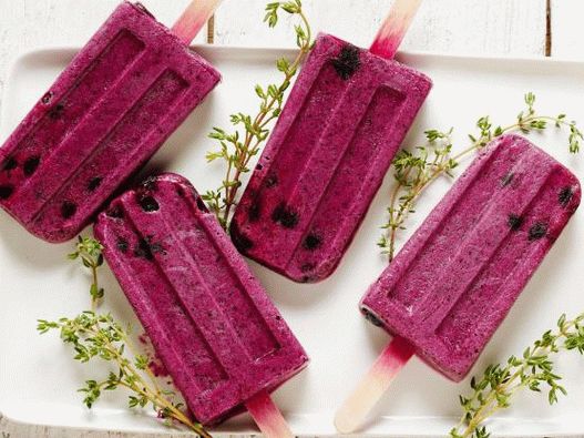 Foto de hielo de frutas con arándanos, tomillo y leche condensada