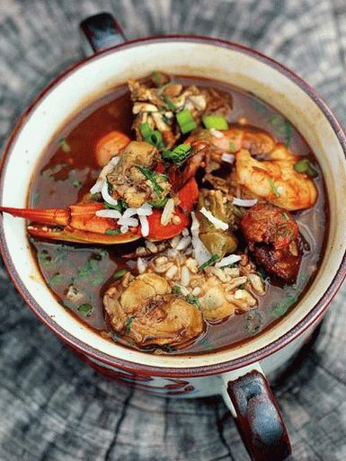 Foto de Gumbo con mariscos, salchichas y crujiente de okra