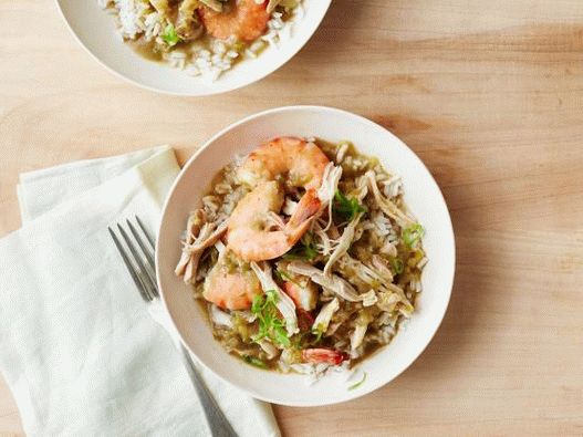 Foto de Gumbo en una olla de cocción lenta con pollo ahumado y camarones