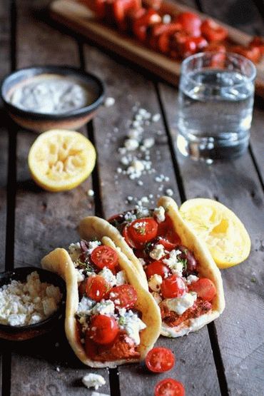 Foto de giroscopios de salmón a la parrilla