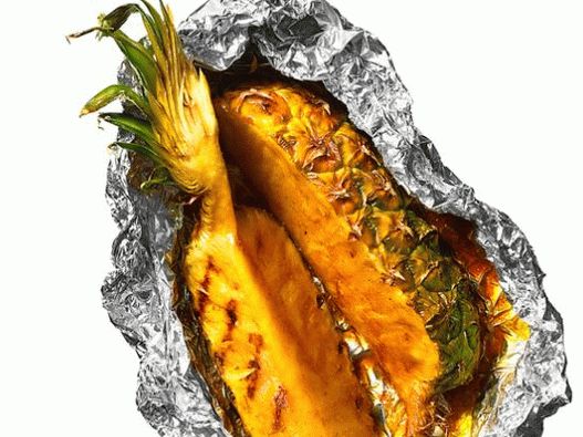 Foto de piña glaseada a la parrilla en papel de aluminio