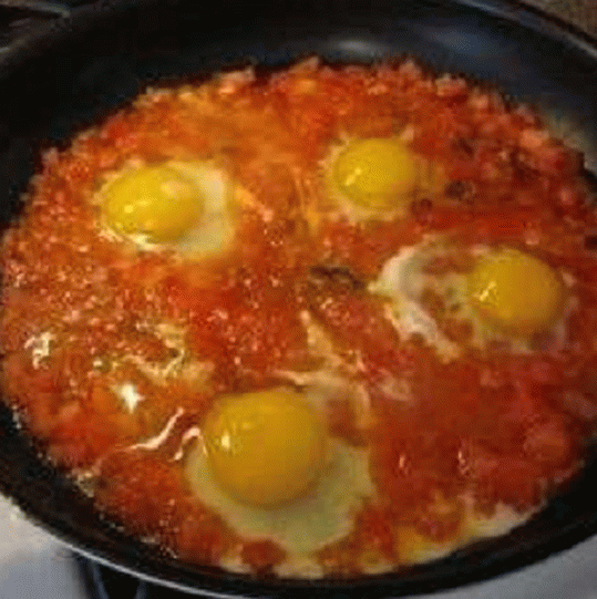 Huevos fritos con tomate