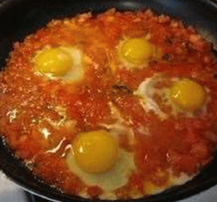 Huevos fritos con tomate