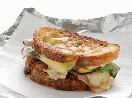 Foto Sandwiches calientes con dátiles y jamón curado