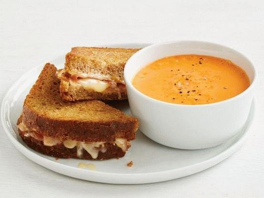 Foto Sandwiches calientes con queso y jamón español con gazpacho