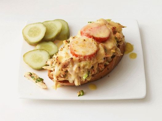 Foto Sandwiches calientes con atún, rábano picante y mayonesa