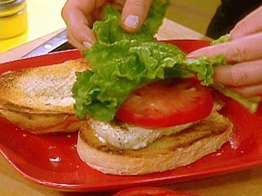 Foto Sándwich caliente a la parrilla con fletán y salsa tártara con ensalada de espárragos