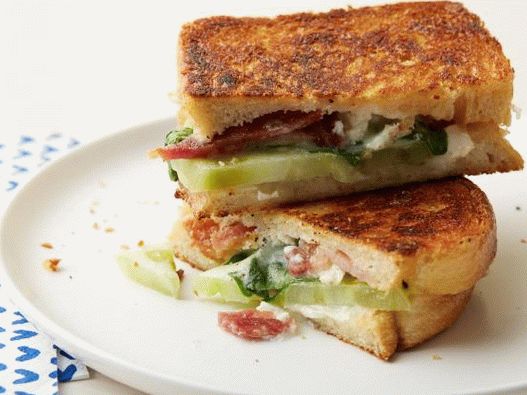 Foto Sandwich caliente con verdura physalis, tocino y queso de cabra