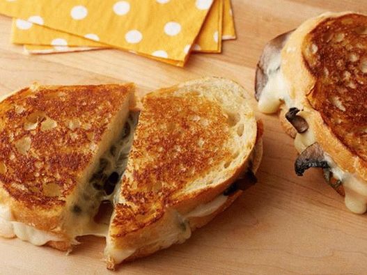 Foto sandwich caliente con queso, pimiento al horno blanqueado y champiñones