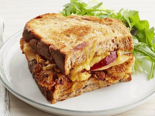 Sándwich de queso caliente y coliflor