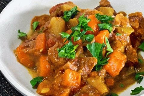 Ternera guisada con verduras y champiñones