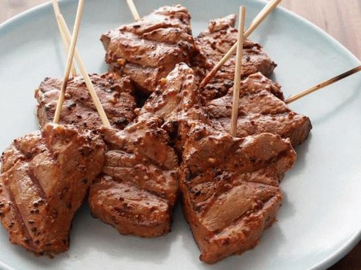 Foto de carne de res en brochetas en glaseado de mostaza con ajo a la parrilla
