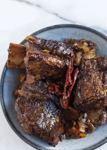Foto de costillas de ternera estofadas en vino
