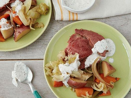 Foto de carne en conserva y repollo en una olla de cocción lenta