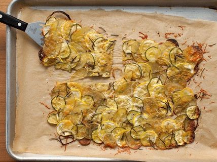 Foto de gratinado de papas, calabacín y calabacín amarillo