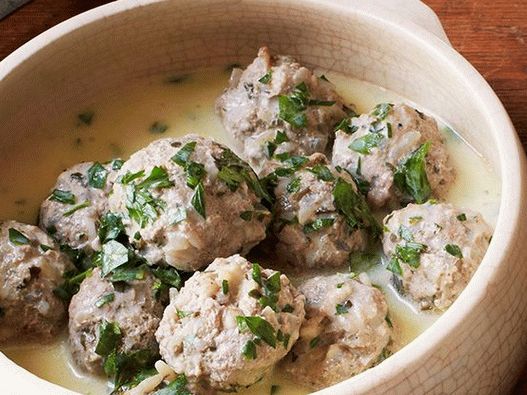 Foto albóndigas griegas en salsa de huevo y limón