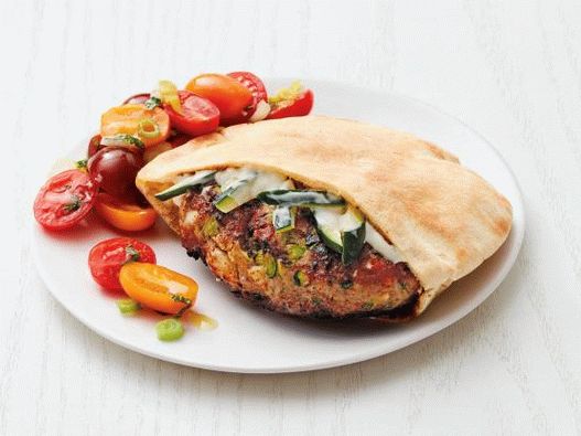 Foto hamburguesa griega con ensalada de pavo y tomate