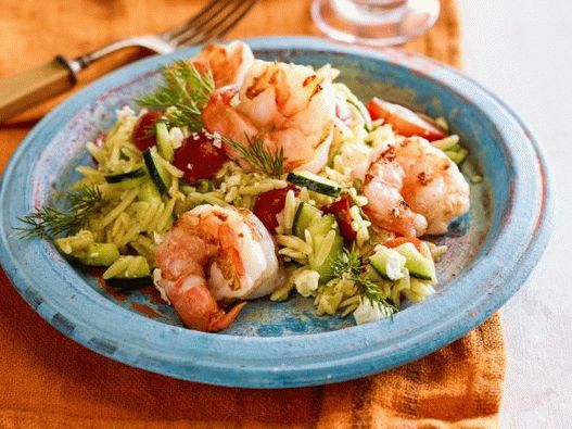 Foto ensalada griega con camarones a la parrilla y salsa de vinagreta