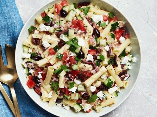 Foto ensalada griega con pasta, queso feta y aceitunas