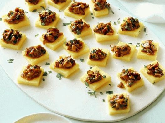 Estofado de champiñones en cuadrados de polenta