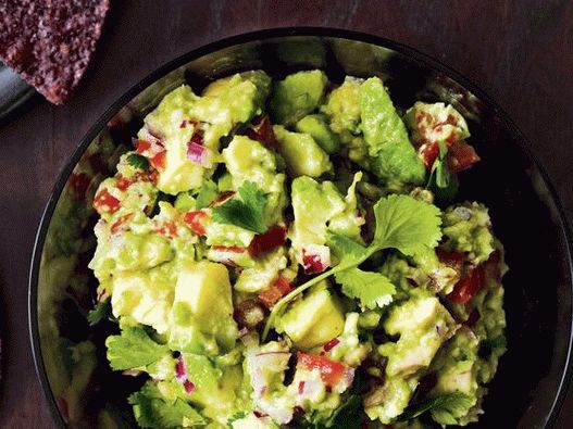 Foto de guacamole con rodajas de aguacate