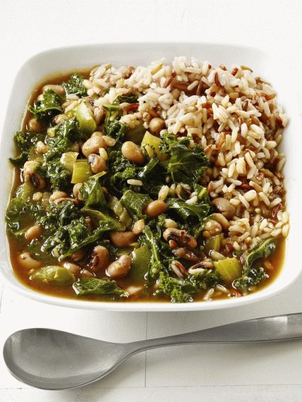 Foto sopa espesa con col rizada, apio y frijoles