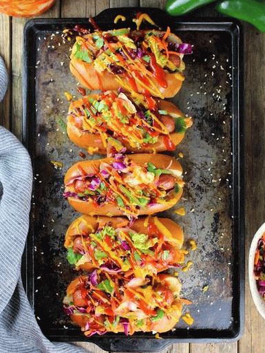 Foto de un hot dog con kimchi al estilo asiático