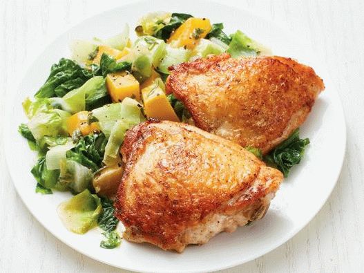 Foto de muslos de pollo crujientes con ensalada de calabaza y Escariol