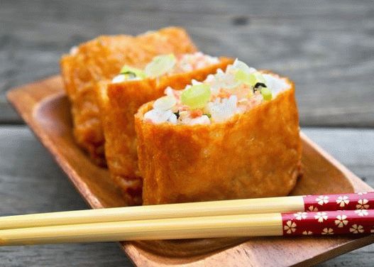 Foto de Inari Sushi - Tofu Relleno de Verduras y Arroz en Japonés