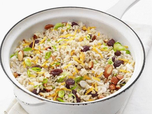Foto pilaf de arroz integral indio con curry y espagueti