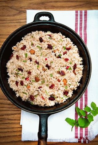 Foto de pilaf de arroz indio con pasas