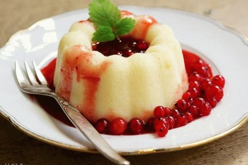 Foto de pudín de sémola india con salsa de grosella roja