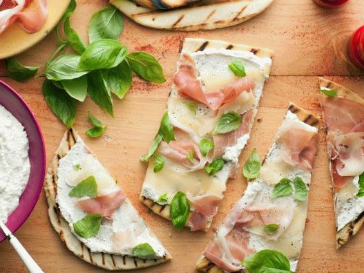 Foto tortilla italiana de piadina con queso y jamón